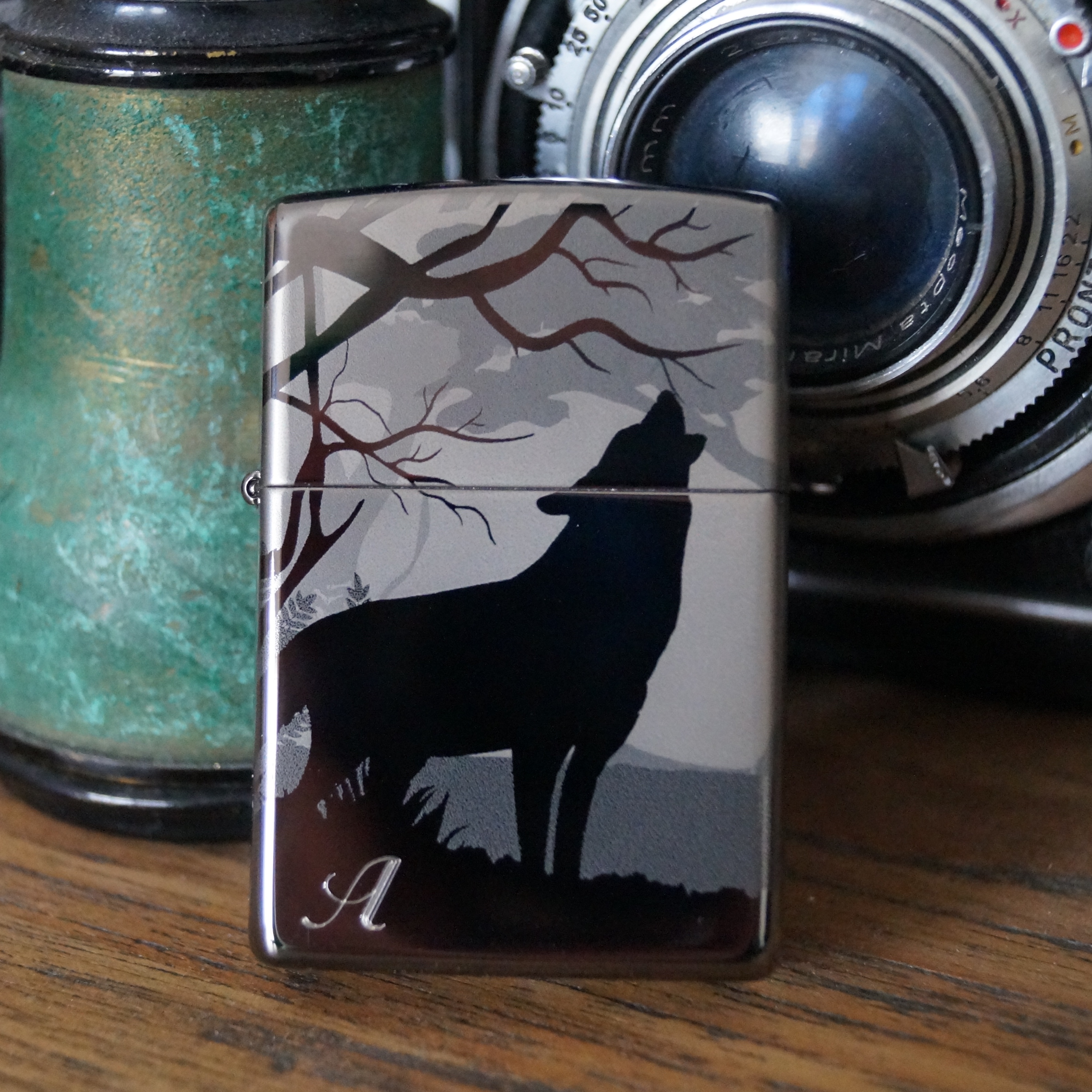 Gravírovaný monogram v levém dolním rohu Zippo zapalovače